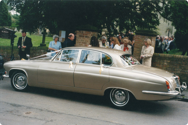 Jaguar Mk 10 in gold at wedding