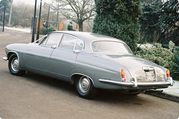 Jaguar Mk 10 in silver grey